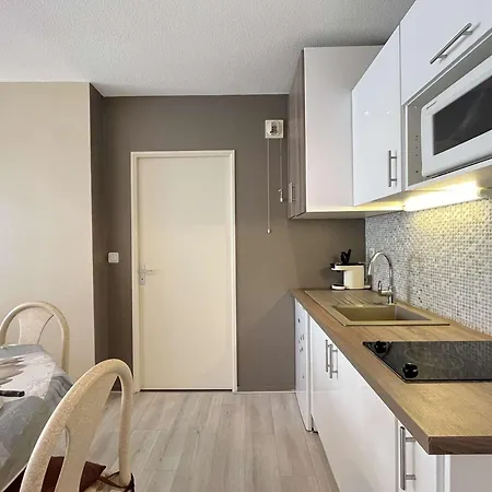 Chaleureux Avec Balcon Et Parking, A 2 Pas De La Et Du Port - - Fr-1-246-208 Apartment