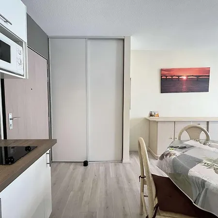 Chaleureux Avec Balcon Et Parking, A 2 Pas De La Et Du Port - - Fr-1-246-208 *